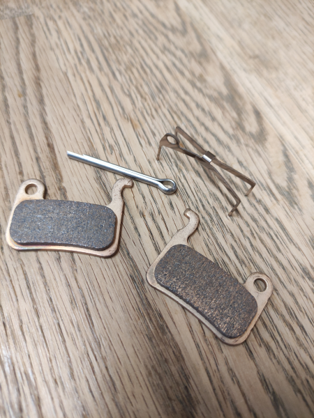 Shimano Bremsbeläge M06 Metall mit Feder und Clip Paar Blister