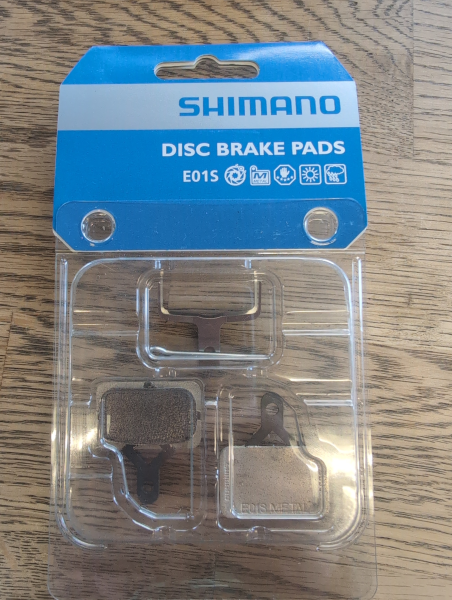 Shimano Bremsbeläge E01S Metall mit Feder und Clip Paar Blister